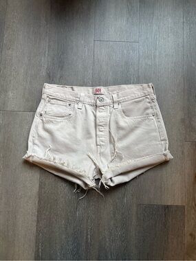Levi's 501 Frayed Hem Shorts in Light Beige